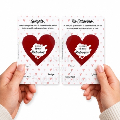 Duas cartas com corações vermelhos e texto em português, seguradas por mãos, com padrão de corações rosa ao fundo.