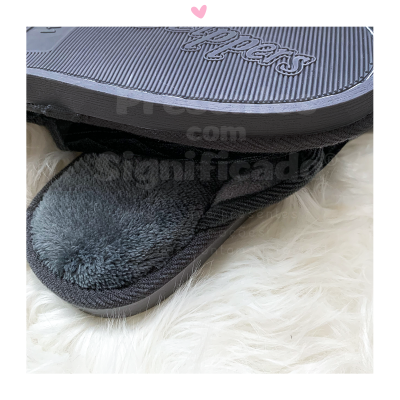 Sandálias pretas com sola de borracha e interior felpudo cinzento sobre pelo branco