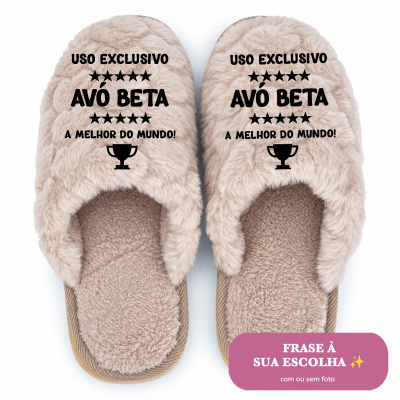 Pantufas cor bege felpudas com frase impressa para Avó Beta e etiqueta rosa numa superfície branca