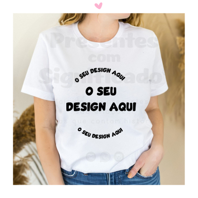 Camiseta branca com texto preto 