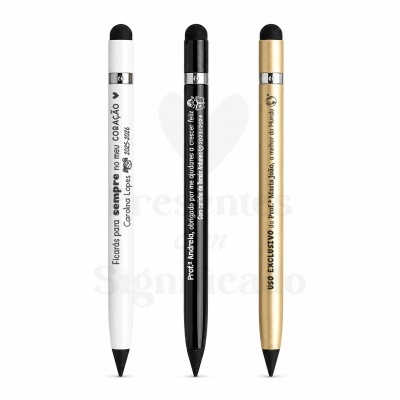Três canetas metálicas branco, preto e dourado com texto personalizado em português