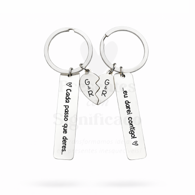 Conjunto de porta-chaves metálicos com inscrições e coração partido