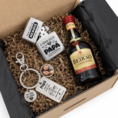 Conjunto presente com isqueiro metálico, chaveiro com foto e garrafinha de Licor Beirão dentro de caixa de cartão.