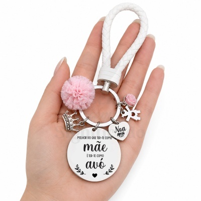 Chaveiro com pendentes metálicos e cordão branco trançado