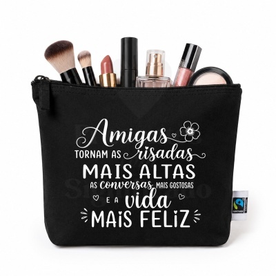 Bolsa de maquilhagem preta com texto branco e produtos de maquilhagem no interior