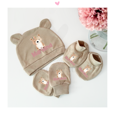 conjunto de bebé castanho claro com desenho de urso e nome Mariana