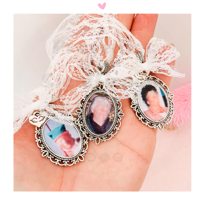 Três porta-chaves com fotos em molduras ornamentadas e fitas de renda branca