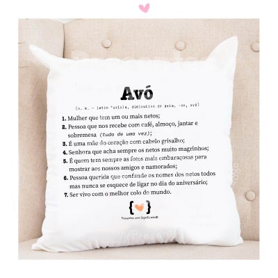 Almofada branca com texto em português sobre o significado da palavra 'Avó'
