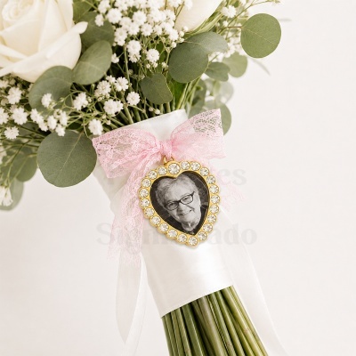 Buquê de flores com laço rosa e pingente de coração com foto em preto e branco
