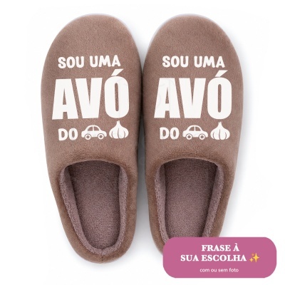 Chinelos castanhos com frase e ícones em branco