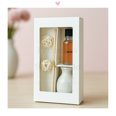 Conjunto decorativo em caixa branca com frasco de vidro e acessórios