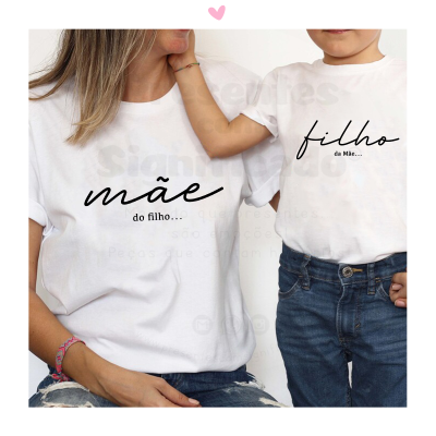 T-shirts brancas para mãe e filho com texto em preto, mulher e menino vestidos.