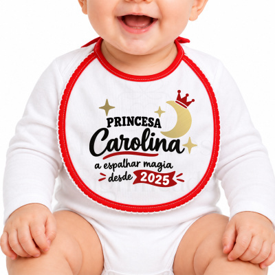 Babete branco com bordas vermelhas e texto colorido a dizer Princesa Carolina a espalhar magia desde 2025 em bebé.