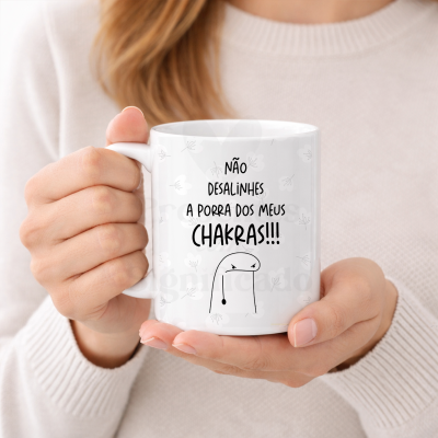 Caneca branca com texto divertido e padrão floral, segurada por mãos femininas