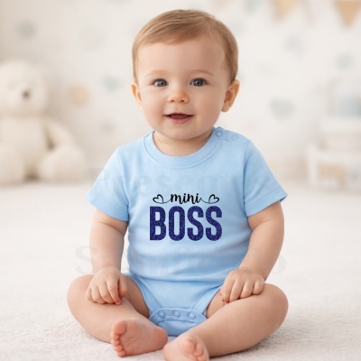 Body de bebé azul claro com texto mini BOSS