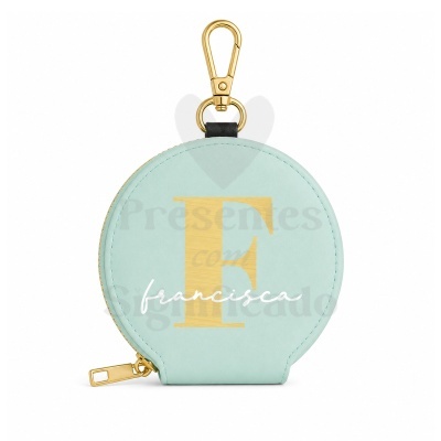 Carteira redonda azul clara com fecho dourado e presilha com letra F e nome francisca