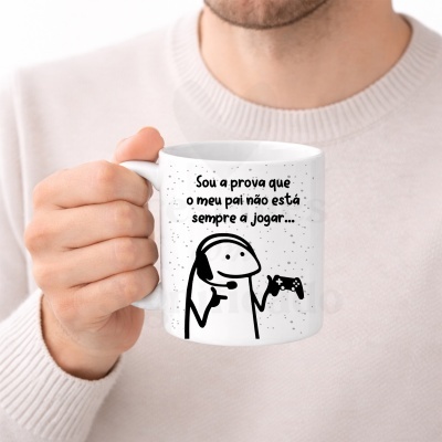 Caneca branca com ilustração a negro de personagem com headphones e comando de videojogo, e texto em português.