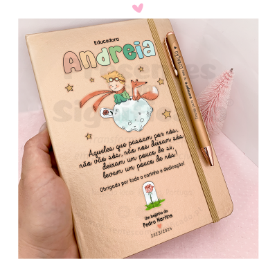 Caderno personalizado rosa claro com ilustração e texto, caneta rosa e mini árvore decorativa