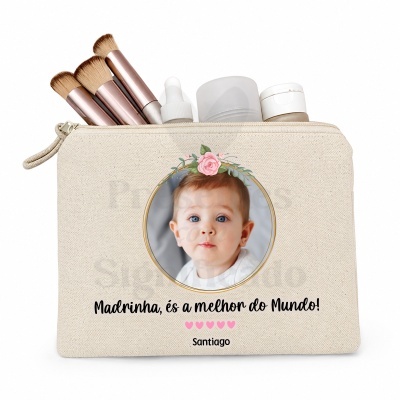 Necessaire bege decorada com foto de bebé e texto em português com pincéis de maquilhagem e produtos cosméticos à vista