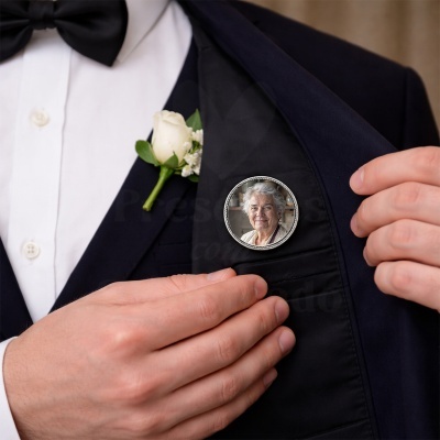 Botão de punho personalizado com foto fixa em fato preto de veludo com camisa branca e flor na lapela