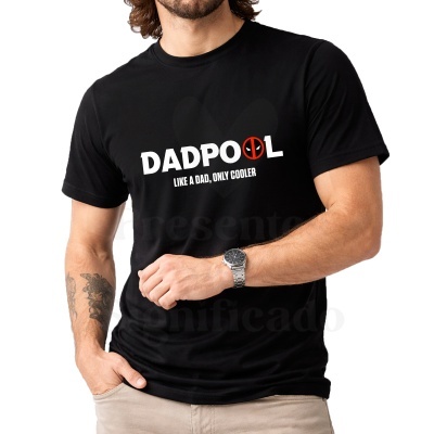 Homem a usar t-shirt preta com texto DADPOOL em branco e vermelho, fundo branco.