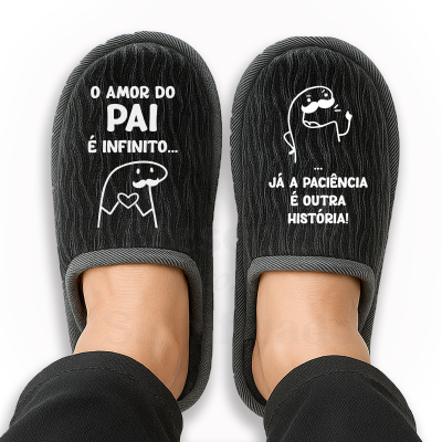 Chinelos cinza escuro com texto e ilustrações em branco