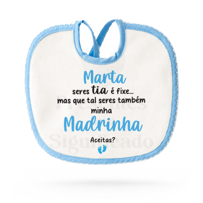 Babete branco com contorno azul e texto personalizado para madrinha