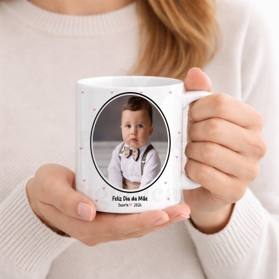 Caneca branca com foto de bebé e texto Feliz Dia da Mãe Duarte 2026