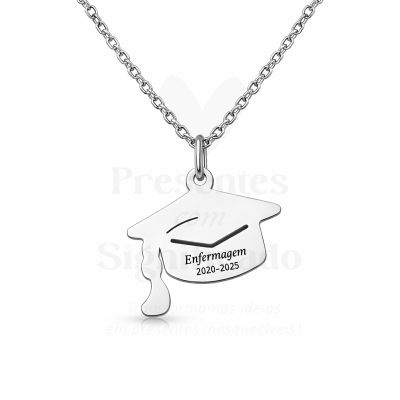 Colar com pendente em capelo de graduação prateado com texto Enfermagem 2020-2025