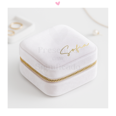 Caixa branca de veludo com fecho dourado e nome Sofia escrita no topo