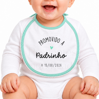 Babete branco com texto PROMOVIDO A padrinho A 15/08/2026 e borda verde, em bebé sentado com body branco.