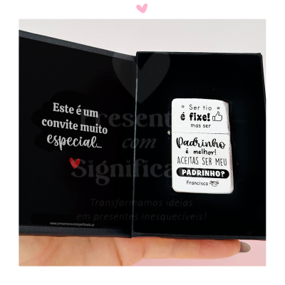 Caixa preta aberta com isqueiro branco com texto para convite de padrinho