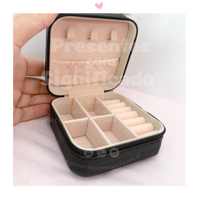 Estojo organizador de joias preto com interior rosa claro aberto
