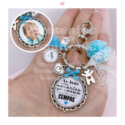 Porta-chaves personalizado com moldura prateada, texto sentimental, pendentes e fitas decorativas em mão humana