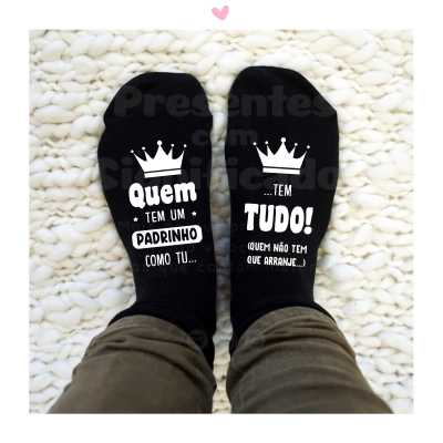 Meias pretas com texto motivacional e coroas brancas