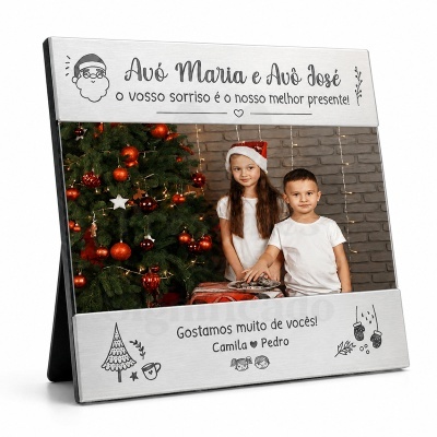 Moldura de metal prateado com texto e desenhos natalícios e foto de crianças em ambiente festivo