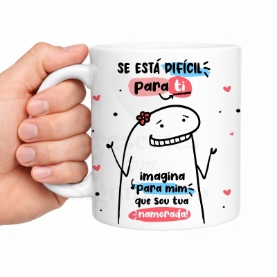 Caneca branca com desenho de personagem e texto colorido com mensagem em português.