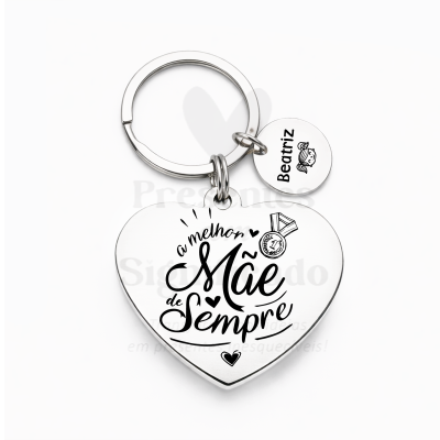 Porta-chaves metálico prateado em forma de coração com texto em português e medalha redonda com nome.