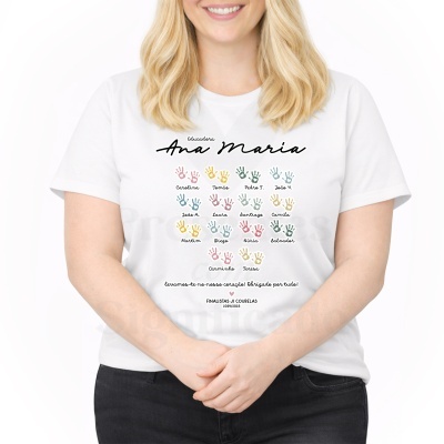T-shirt branca com texto e desenho colorido, usada por pessoa de cabelo loiro
