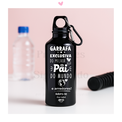 Garrafa metálica preta com texto branco para o melhor pai, sobre mesa branca e fundo rosa.