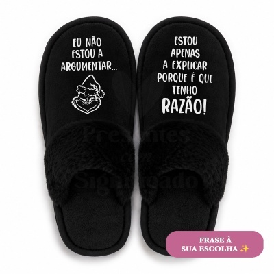 Par de chinelos pretos com texto branco em português e imagem da cara do Grinch.