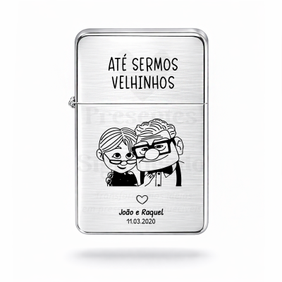 Isqueiro metálico com gravação de casal idoso e texto ATÉ SERMOS VELHINHOS