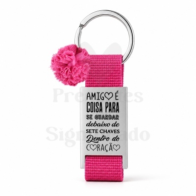 Porta-chaves com faixa rosa, placa metálica gravada e pompom rosa