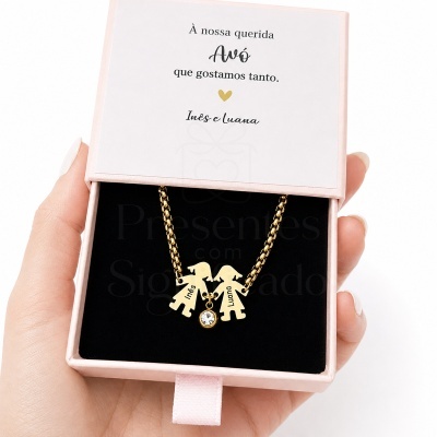 Colar dourado com pendentes personalizados dentro de caixa rosa com mensagem para avó