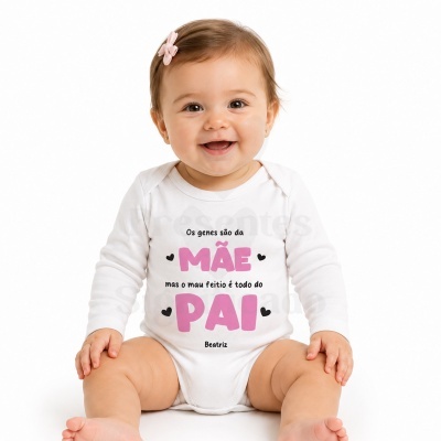 Bebé sorridente a usar body branco com texto em português.
