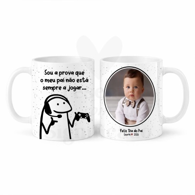 Canecas brancas com desenho, texto em português e fotografia de bebé