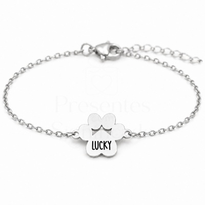 Pulseira prateada com pendente em forma de flor e palavra LUCKY