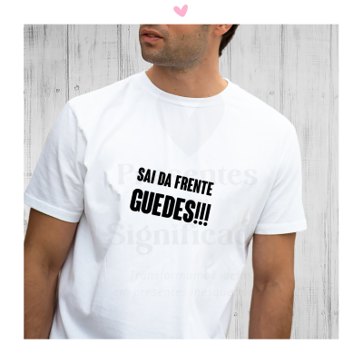 Camiseta branca com texto preto 'SAI DA FRENTE GUEDES!!!'