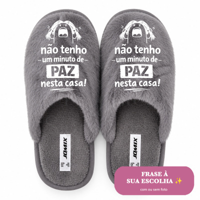 Chinelos cinzentos felpudos com texto em branco na parte superior