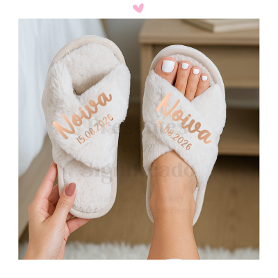 Chinelos peludos bege claro com texto Noiva 15.08.2026